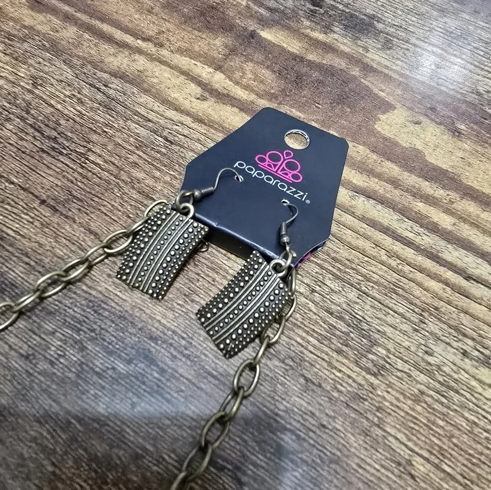 New paparazzi statement necklace and earrings
